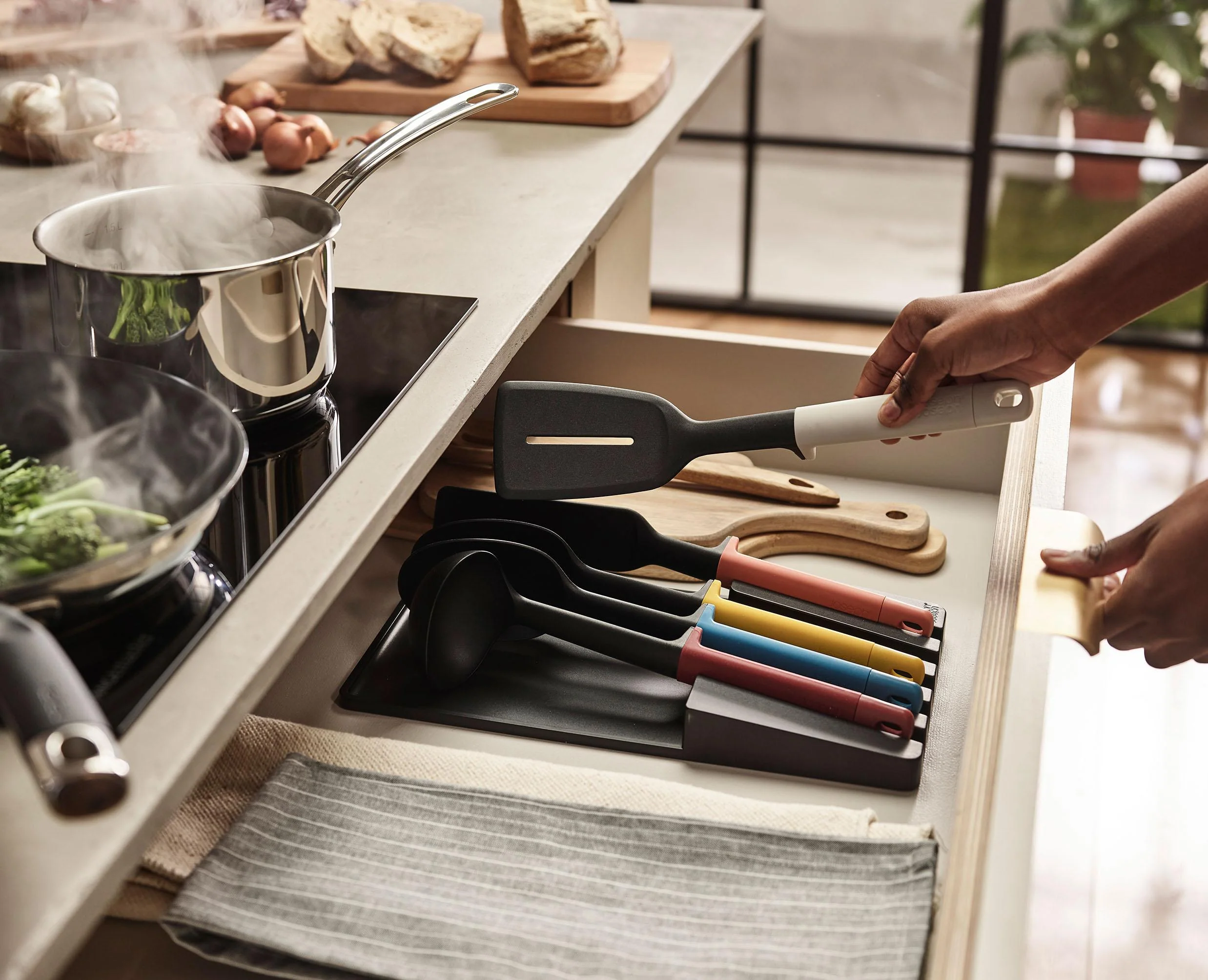 10-piece Multicolor In-drawer Knife & Utensil Set - Image 4