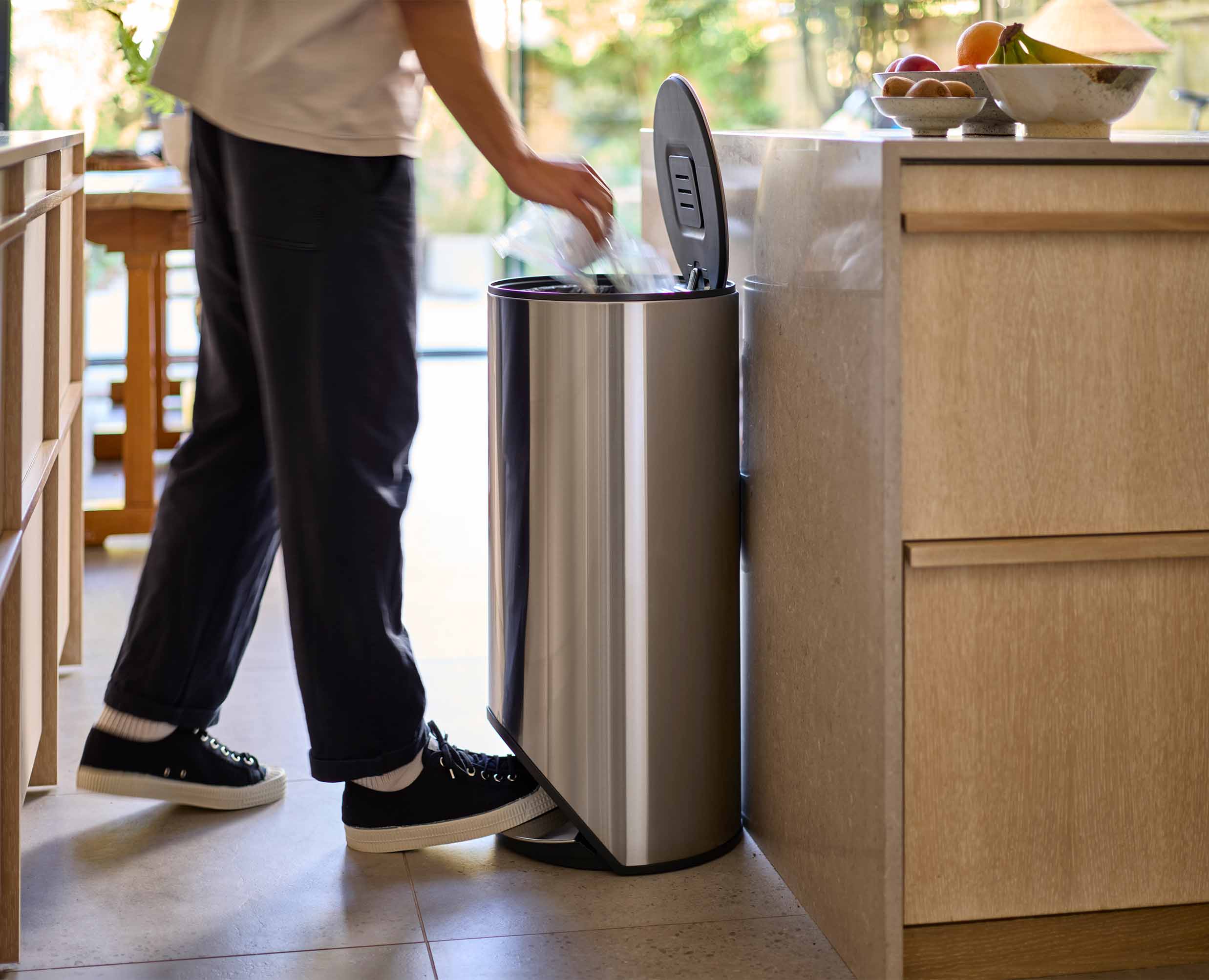 Arc™ 30L Easy-push Stainless-steel Pedal Trash Can - Image 3