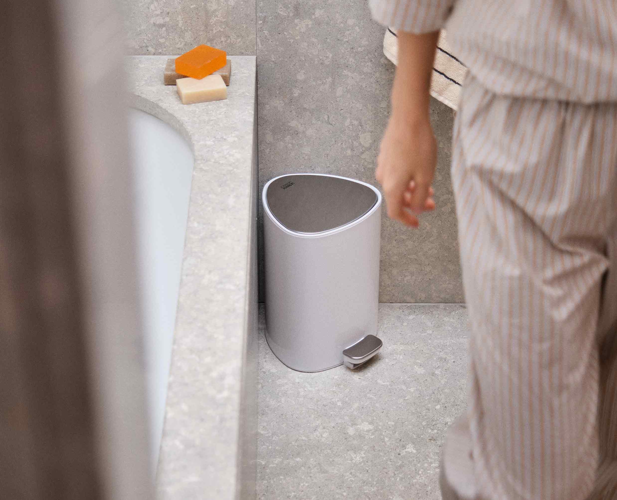 EasyStore™ 5L Gloss White Bathroom Trash Can Starter Set - Image 4