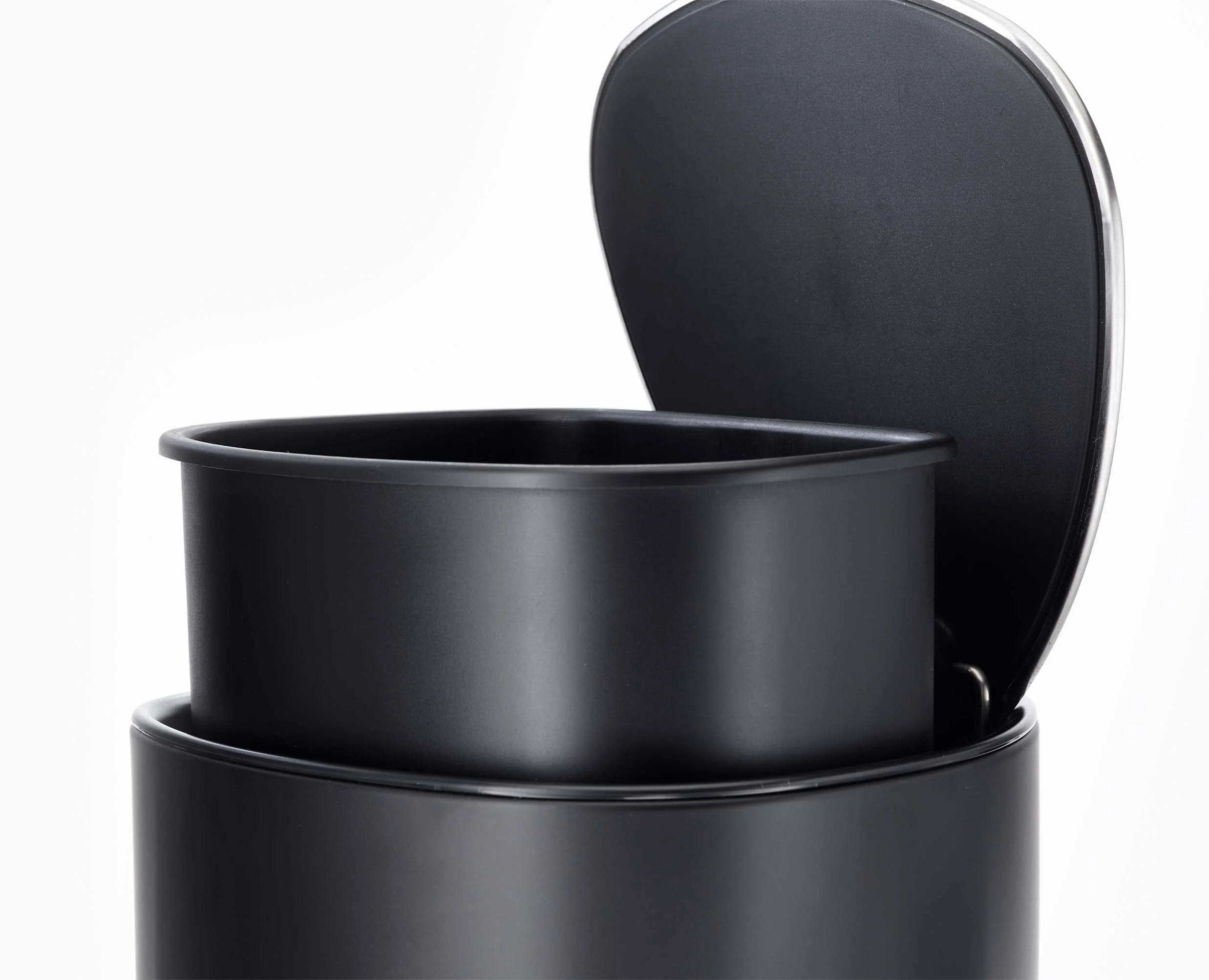 EasyStore™ 5L Matt Black Bathroom Pedal Trash Can - Image 4
