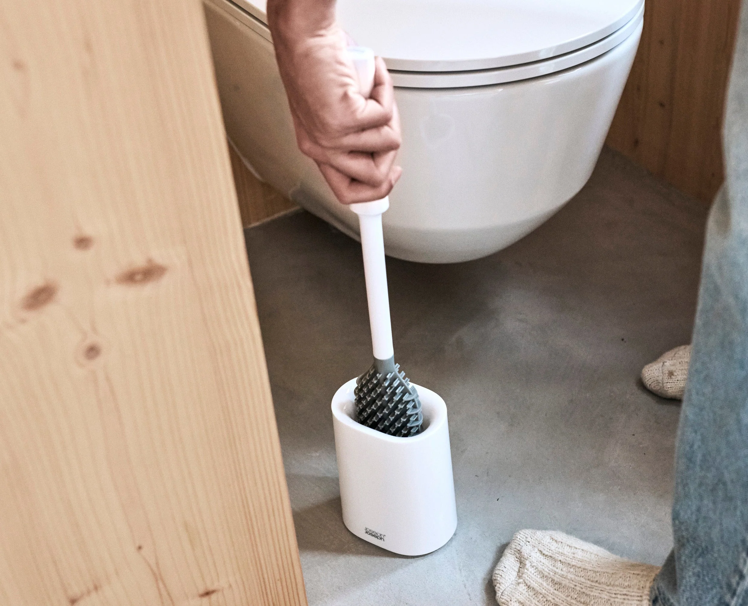 Flex™ TriBlade Lite Pack of 2 White Toilet Brushes - Image 2