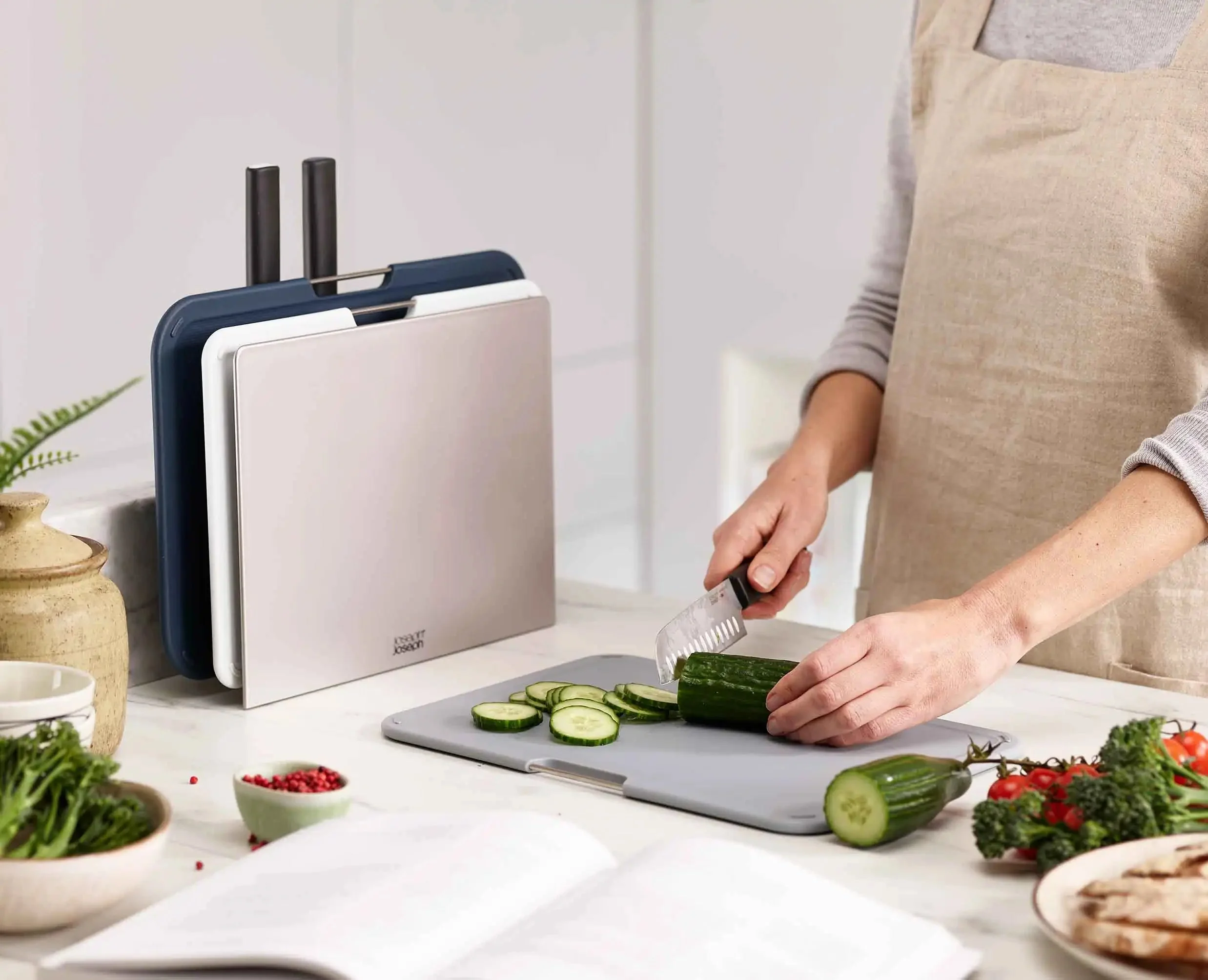 Nest™ Boards Plus 6-piece Knife & Gray Cutting Board Set - Image 3